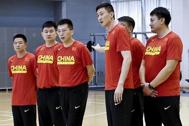 受被绑在机械上灌满调教视频