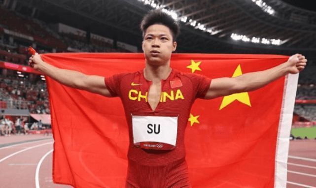 在她丈夫面前