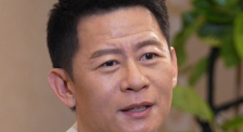 警察叔叔立起的大包包